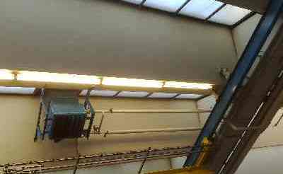 Lufterhitzer in einer Industriehalle Bestand
